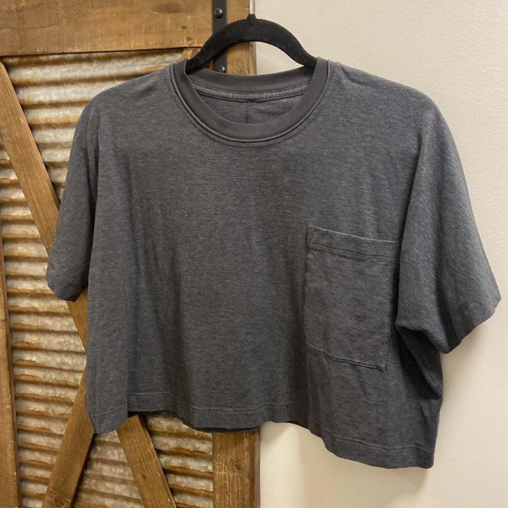 lululemon|| crop pocket tee